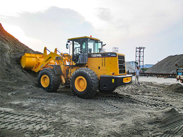 ltmg wheel loader is working