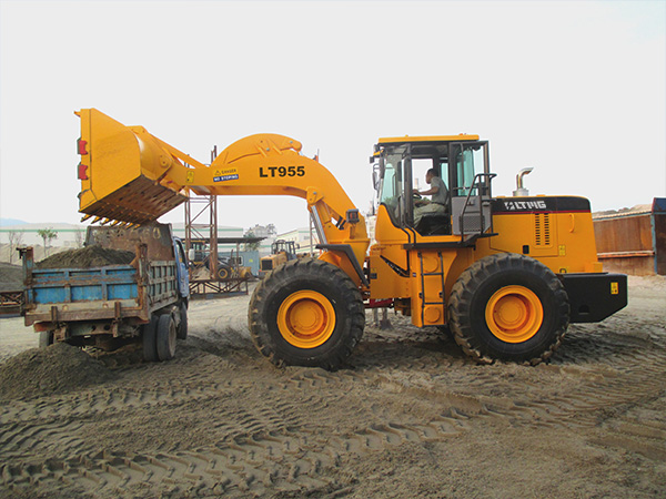 ltmg wheel loader works in sand field