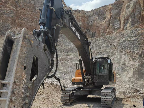 Breaking Pioneer——Large Tonnage Excavator