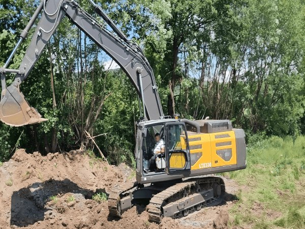 Romania - 33 ton excavator