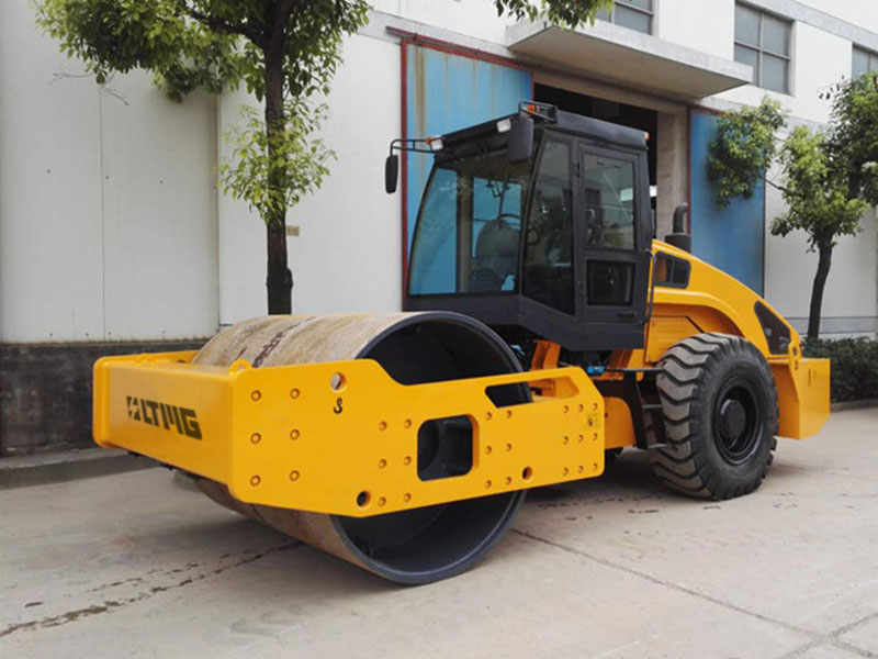 smooth drum vibratory soil compactor