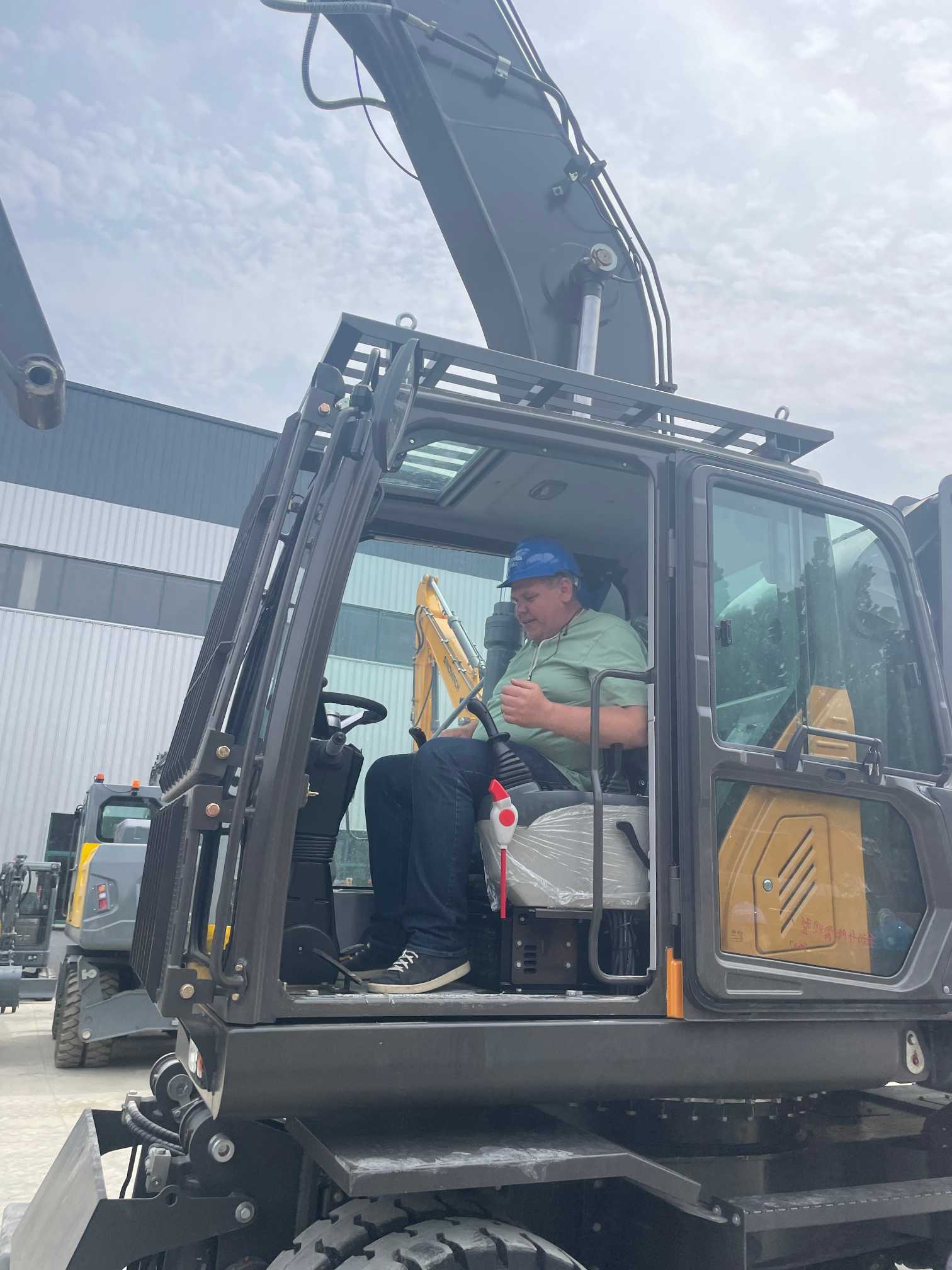 21-ton wheeled excavator