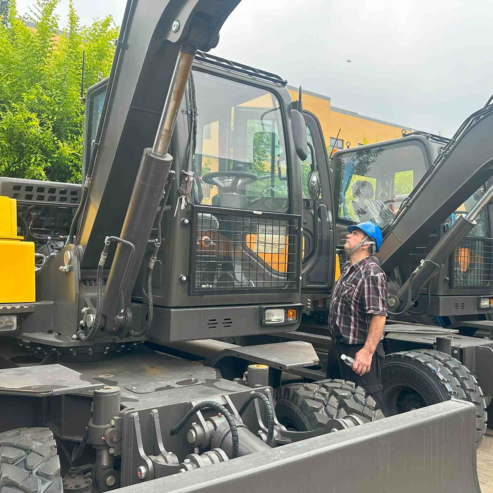 crawler excavator factory